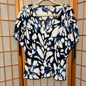 LOFT Women's Navy & White Patterned Blouse Tie detail at the sleeve Size L